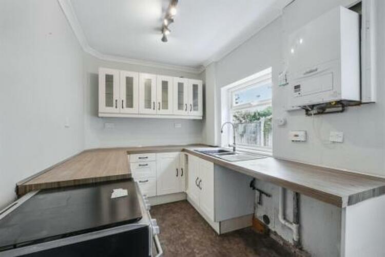Semi-detached House in Nottingham image 5